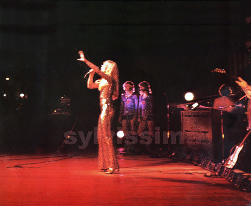 Sylvie Vartan sur la scène du Tokyo Kaikan, mai 1971