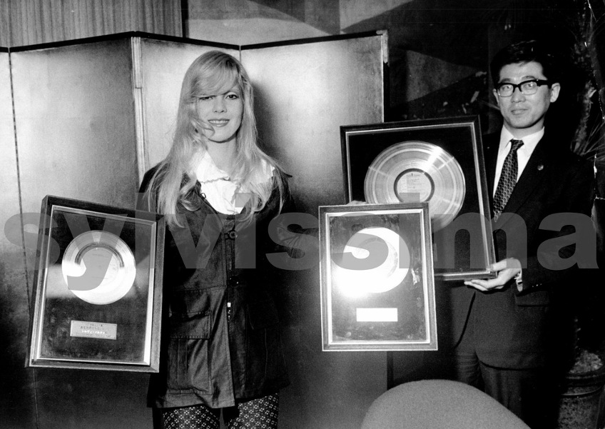 Sylvie Vartan remise de trois disques d'or par RCA VICTOR au Japon en 1971