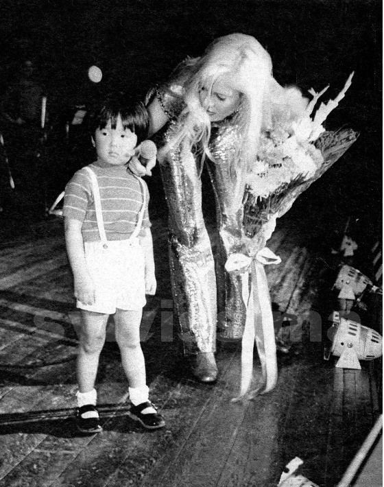 Sylvie Vartan sur scène à Tokyo, photo "Jours de France"