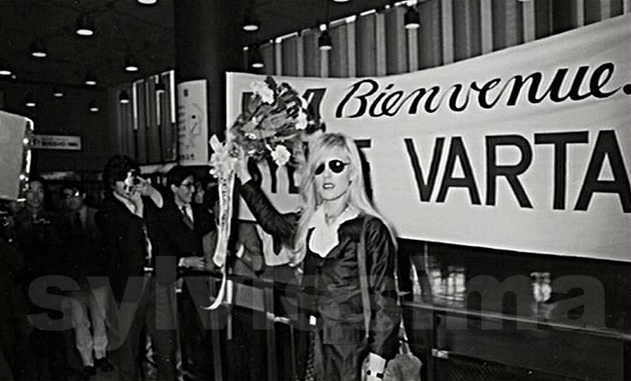 Arrivée de Sylvie Vartan à l'aéroport de Tokyo Haneda, mai 1971