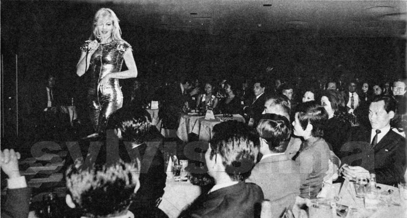 Sylvie Vartan chante au Getsusekai Club de Tokyo, mai 1971