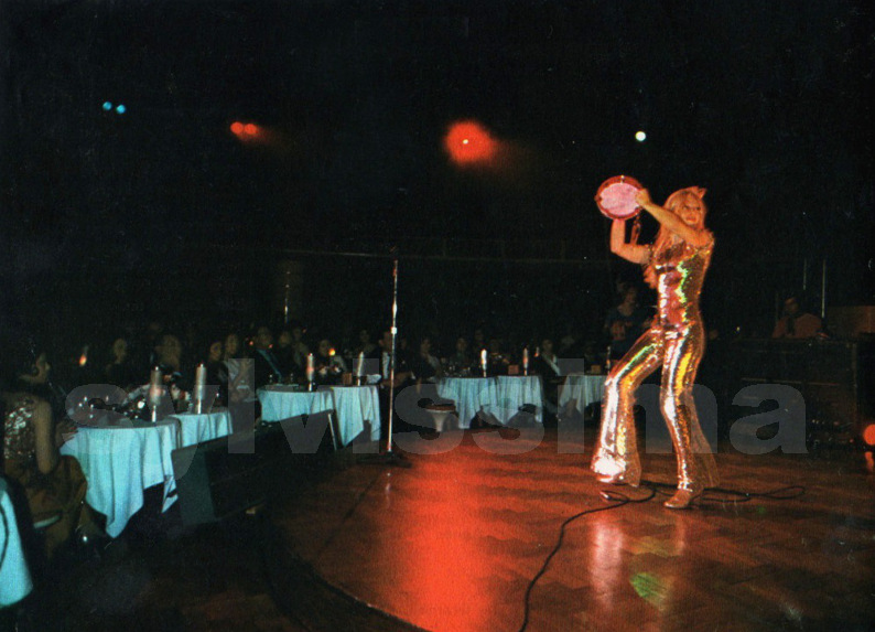 Sylvie Vartan chante au Getsusekai Club de Tokyo en mai 1971