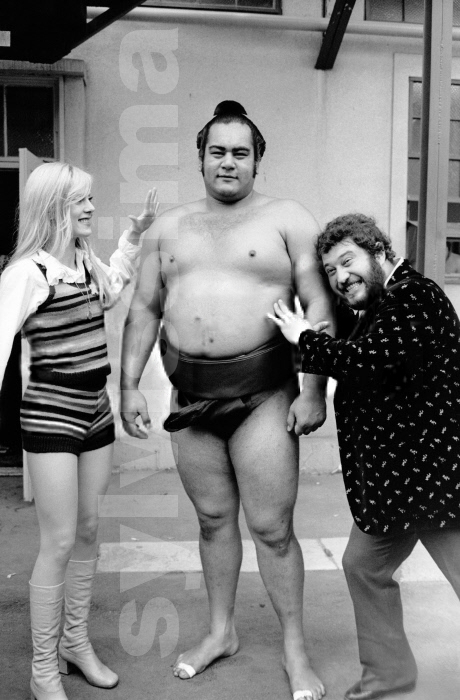 Sylvie Vartan et Carlos rencontrent un sumo, Japon 1971