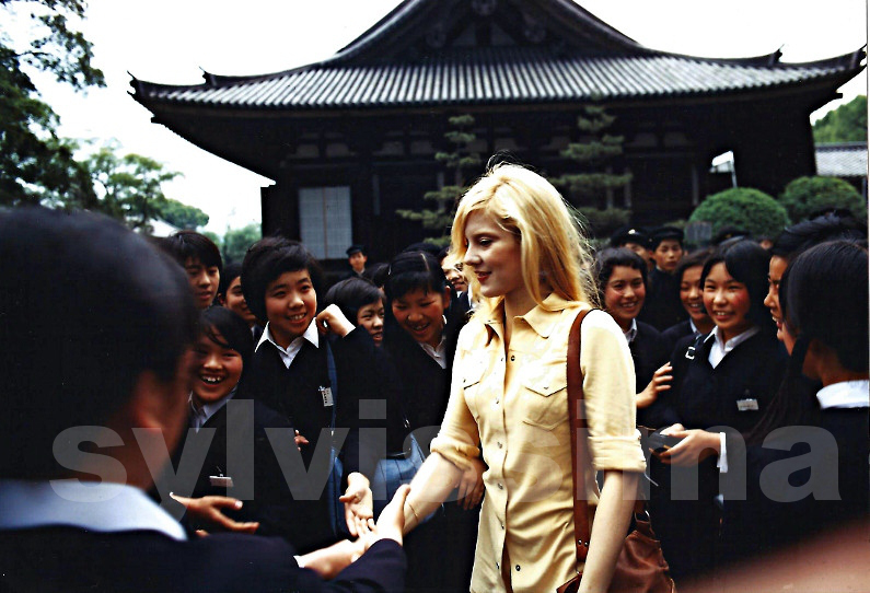 Sylvie Vartan, Japon 71, avec des étudiants