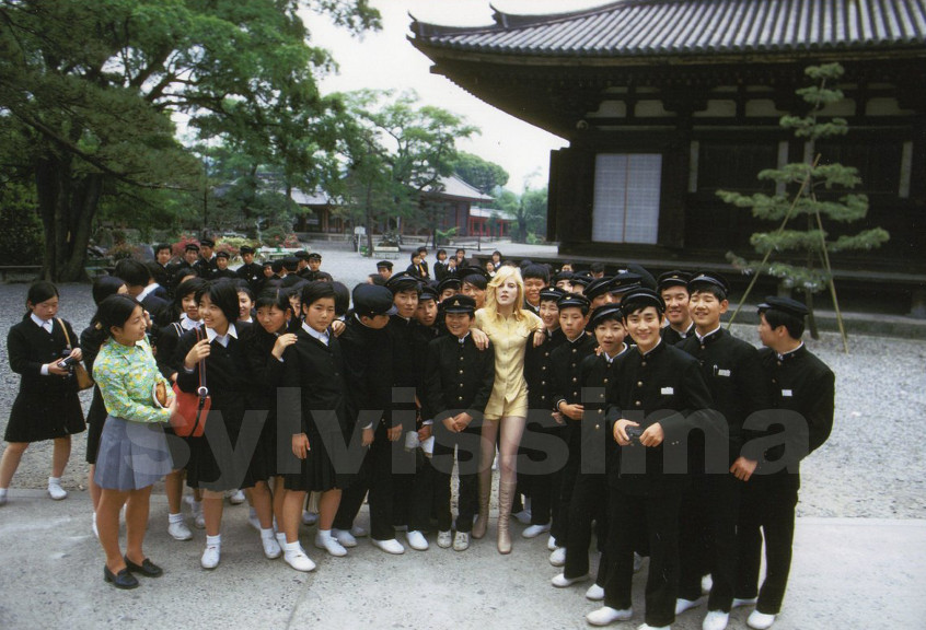 Sylvie Vartan avec des étudiants japonais en uniforme, 1971, cour jardin japonais