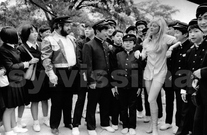 Sylvie Vartan et Carlos avec des étudiants japonais 1971