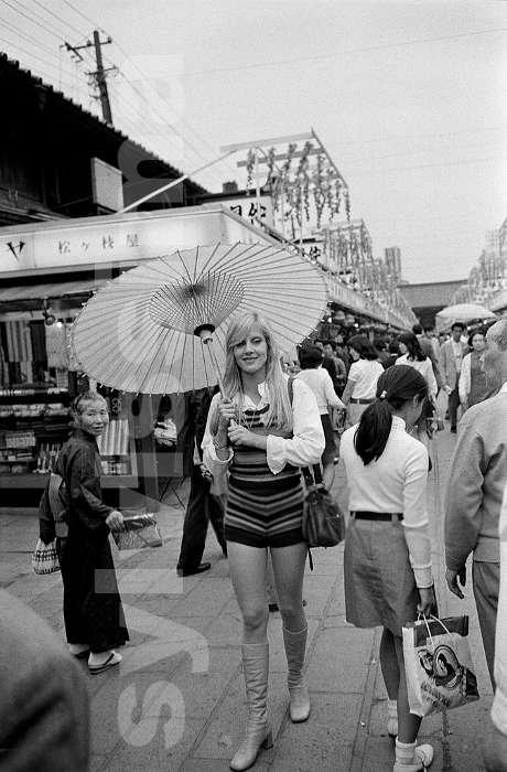 Sylvie Vartan au Japon, Tokyo 1971, rue Nakasime