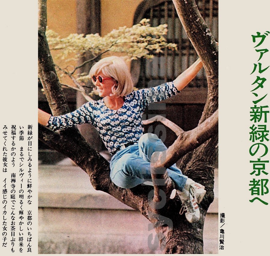 Sylvie Vartan presse japonaise, visite du parc aux cerfs de Nara près de Kyoto, Tournée Japon 1965