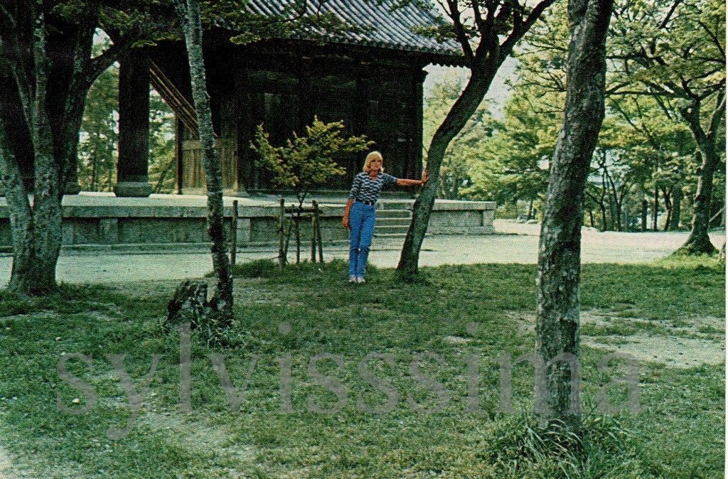 Sylvie Vartan visite le parc aux cerfs de Nara près de Kyoto, Tournée Japon 1965