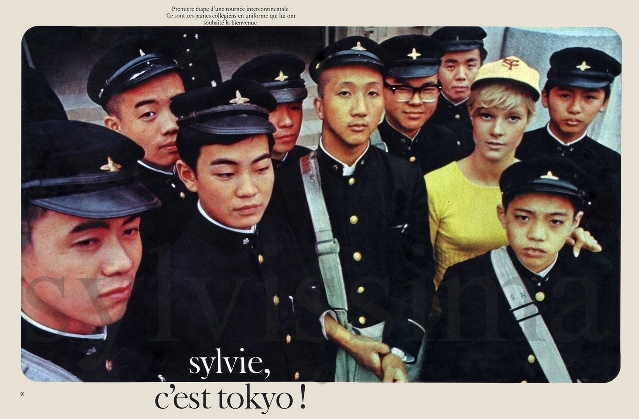 Sylvie Vartan en compagnie d'étudiants japonais, photo Jean-Marie Périer, 1965