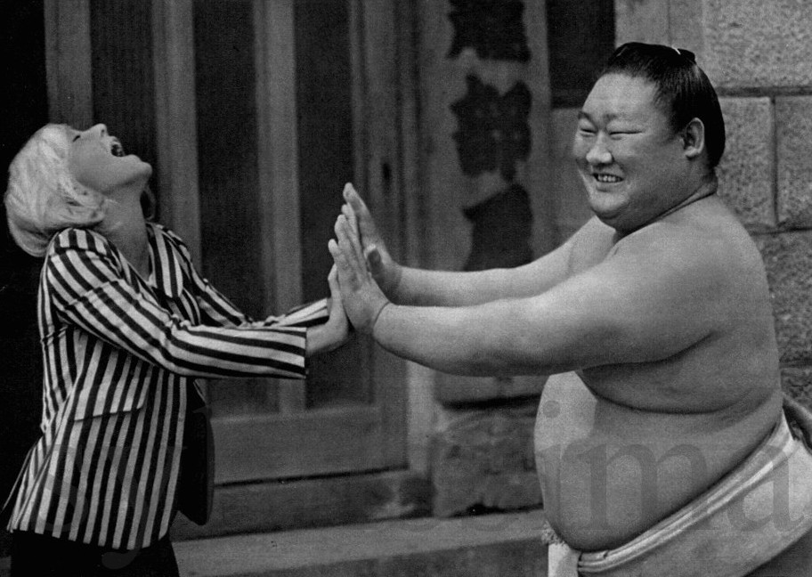 Sylvie Vartan et  le sumo Daigo, le petit lascar de Tokyo, Japon, 1965