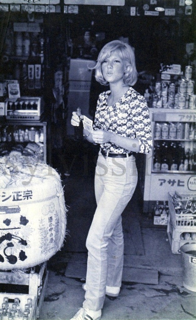 Sylvie Vartan dans une boutique à Kyoto, Japon 1965