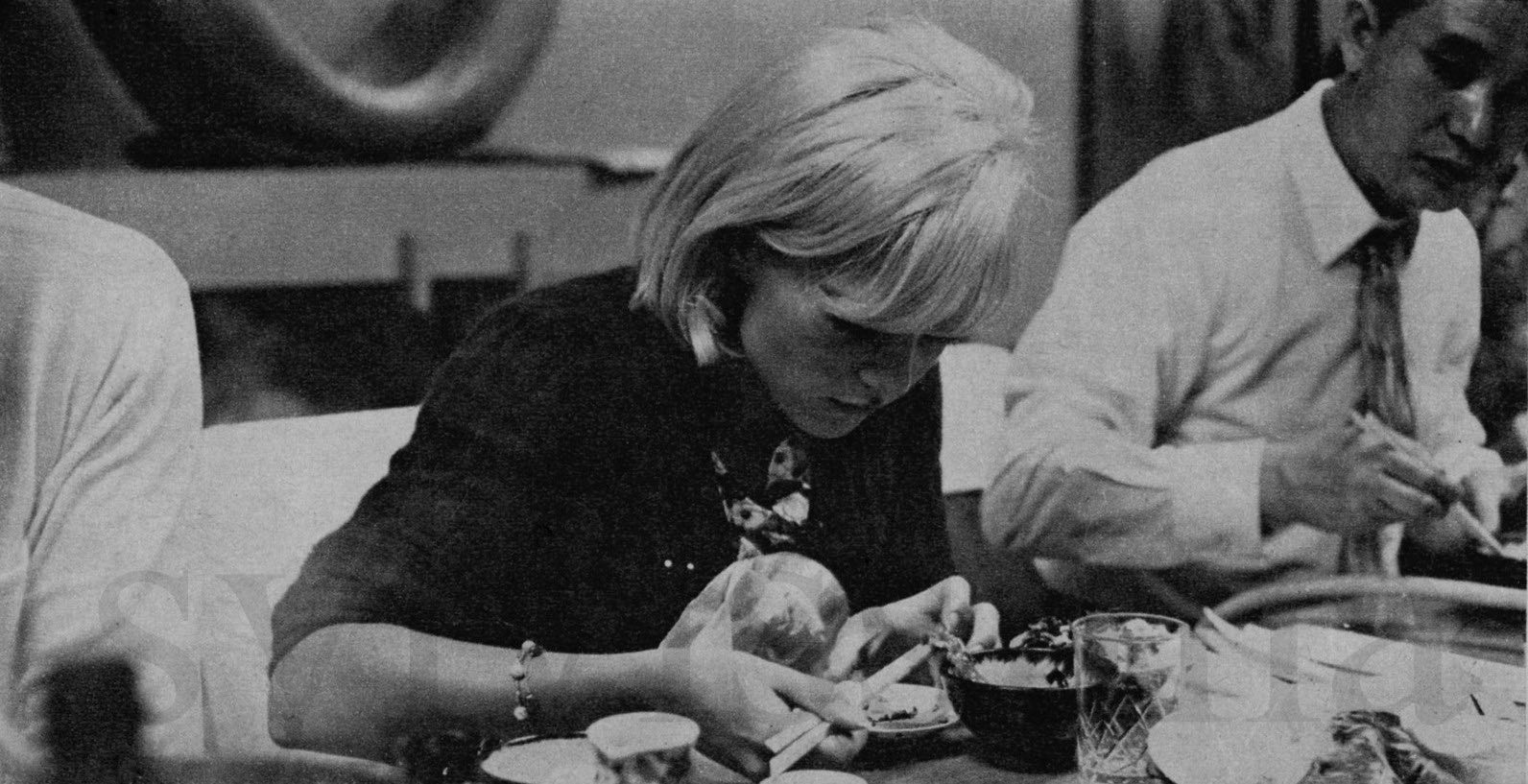 Sylvie Vartan Japon 1965, apprentissage du maniement des baguettes dans un restaurant japonais