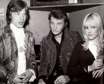 Mick Jagger, Sylvie Vartan et Johnny Hallyday dans les coulisses de l'Olympia en avril 1967