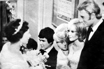 Élisabeth II, Sylvie Vartan, Johnny Hallyday 1965