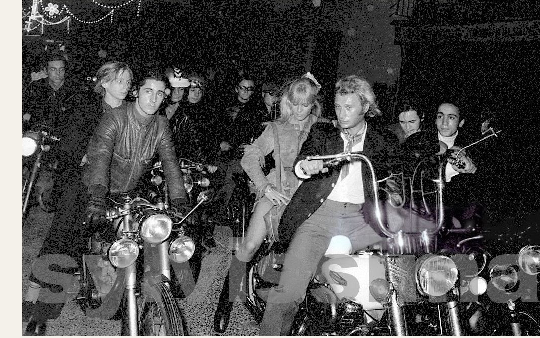 Sylvie Vartan et Johnny Hallyday sur une moto à la première de "A tout casser" 1968