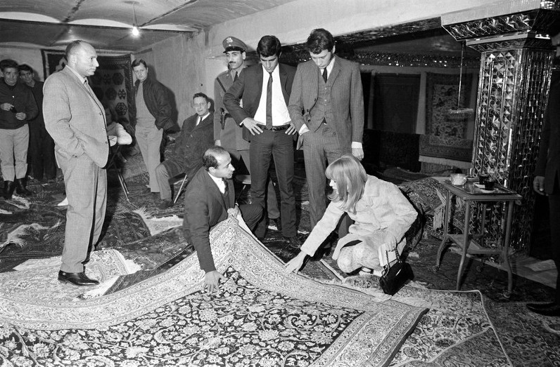 Johnny Hallyday et Sylvie Vartan dans un magasin de tapis persans, Iran janvier 1967