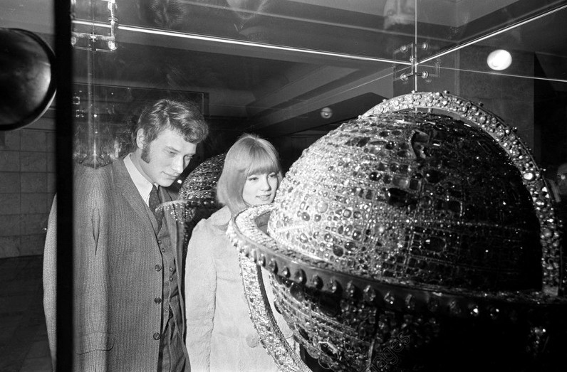 Sylvie Vartan et Johnny Hallyday visitent le musée des joyaux de la Couronne, Téhéran 1967