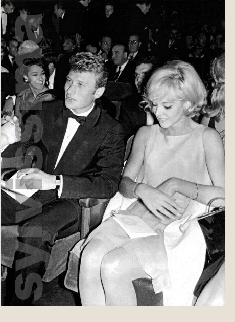 Sylvie Vartan et Johnny Hallyday assistent à la première de Paul Anka à l'Olympia, 1964