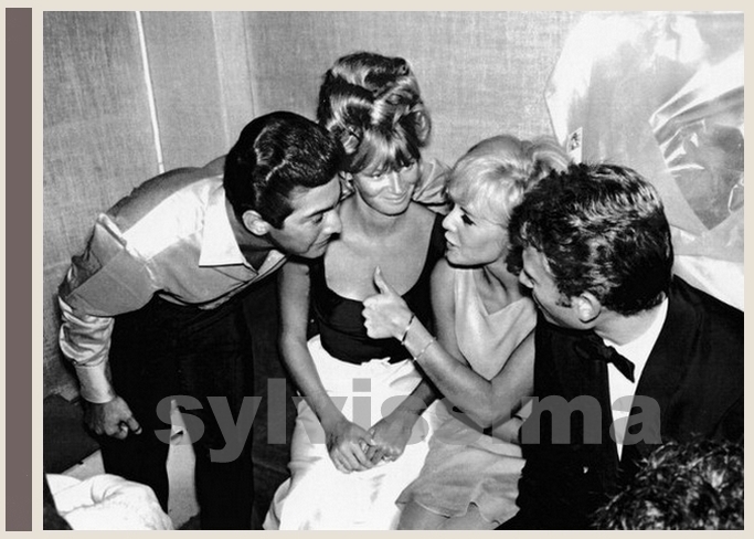 Paul Anka dans sa loge de l'Olympia en grande conversation avec Sylvie Vartan, 1963