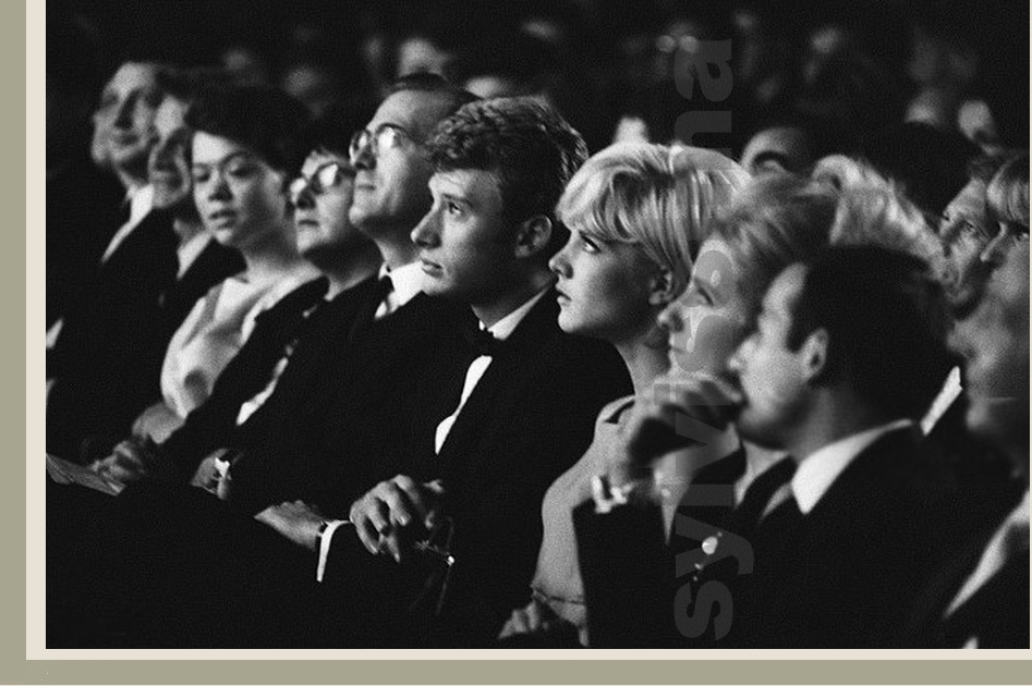 Johnny Hallyday et Sylvie Vartan  assistent à la première de Paul Anka à l'Olympia, 1964