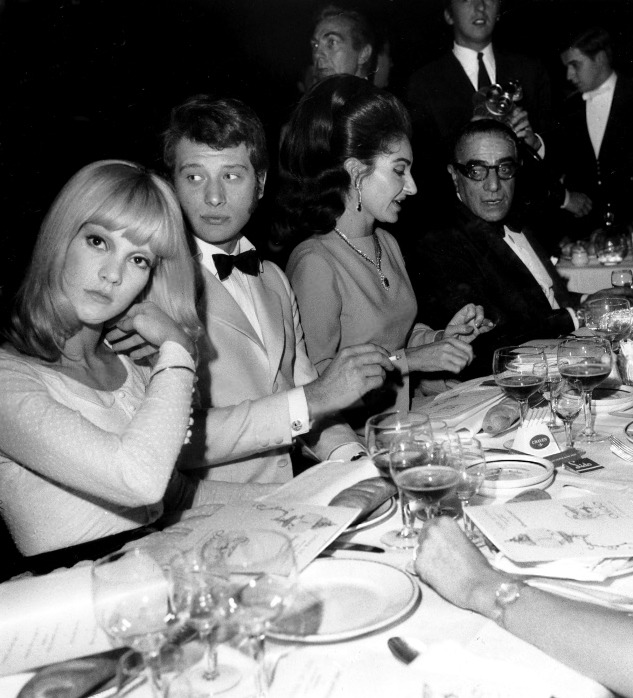 Sylvie Vartan, Johnny Hallyday , Maria Callas et Onassis à la première d'une revue au Lido en décembre 1966