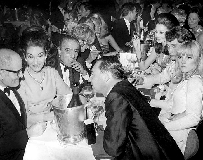 Maria Callas, Onassis, Jacqueline de Ribes, Sylvie Vartan et Johnny Hallyday au Lido en 1966