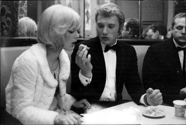 Sylvie Vartan et Johnny Hallyday à Londres au soir de la Royal Command Performance du 8 novembre 1965