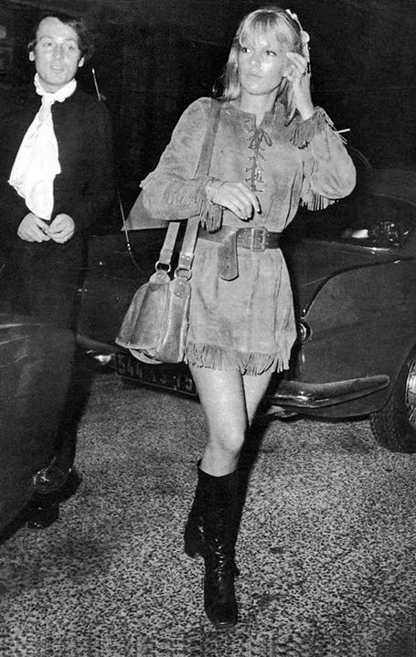 Sylvie Vartan 1968 en robe courte et bottes dans Paris