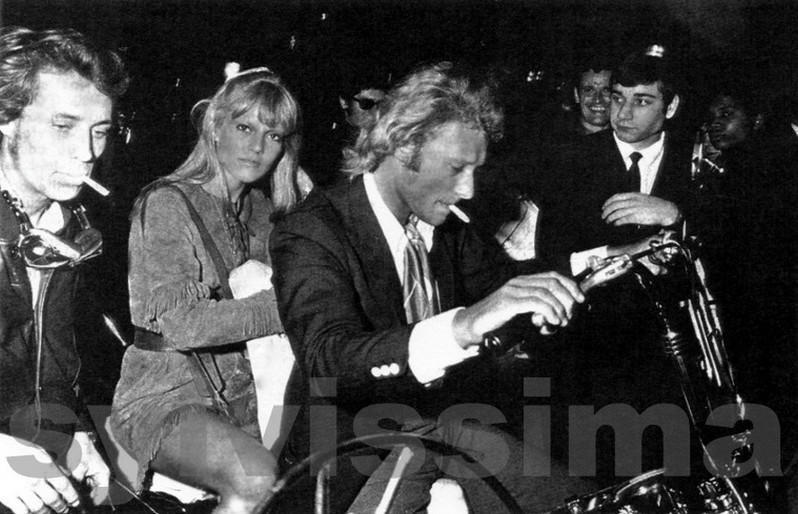 Sylvie Vartan et Johnny Hallyday en moto  à la première de "A tout casser" 1968