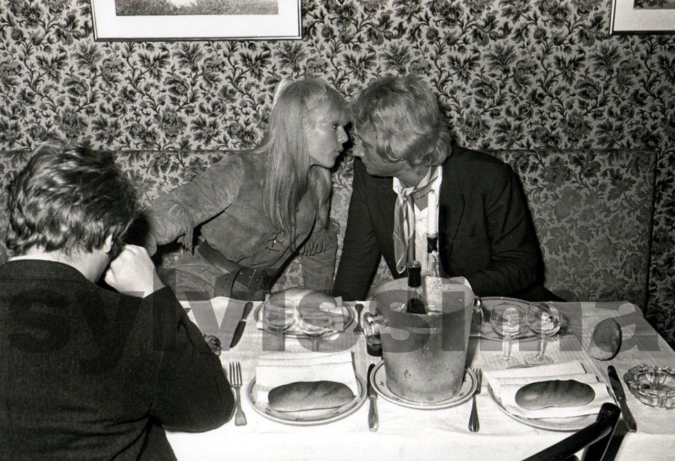 Sylvie Vartan et Johnny Hallyday au Bistingo après la première de "A tout casser" 1968