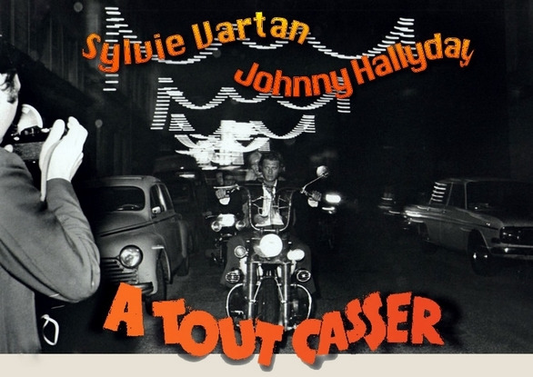 Sylvie Vartan et Johnny Hallyday se rendent en moto à la première de "A tout casser" 1968
