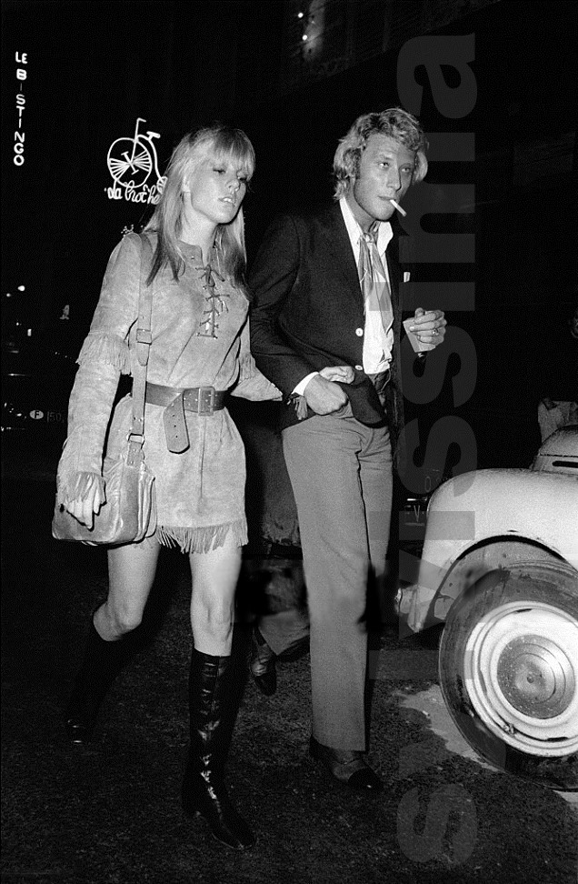 Sylvie Vartan et Johnny Hallyday devant le Bistingo rue Saint Benoit 1968
