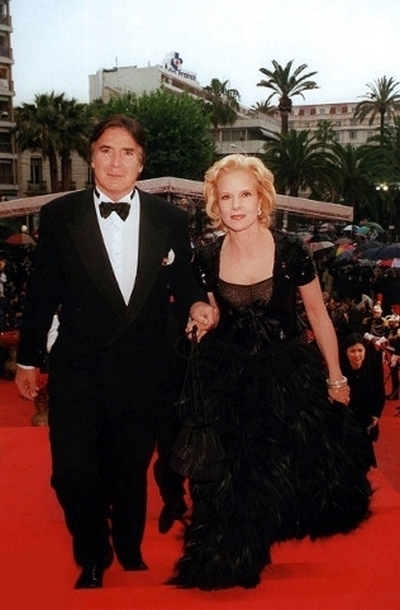 Sylvie Vartan monte les marches à Cannes avec son mari Tony Scotti  1997
