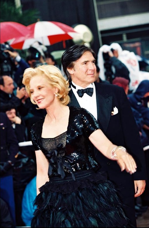 Sylvie Vartan et son mari Tony Scotti montent les marches à Cannes, 1997