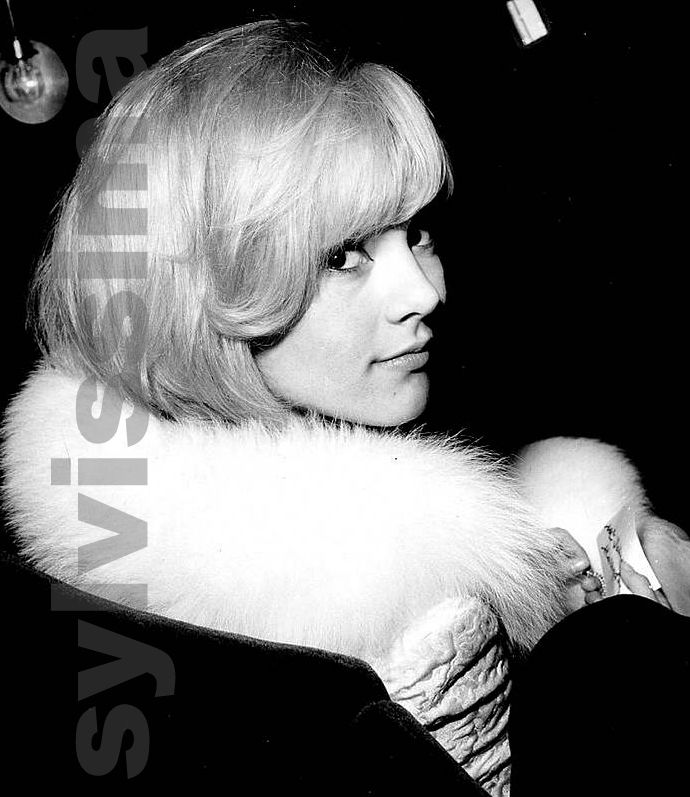 Sylvie Vartan en manteau Real pour la première de "Cherchez l'idole" en 1964