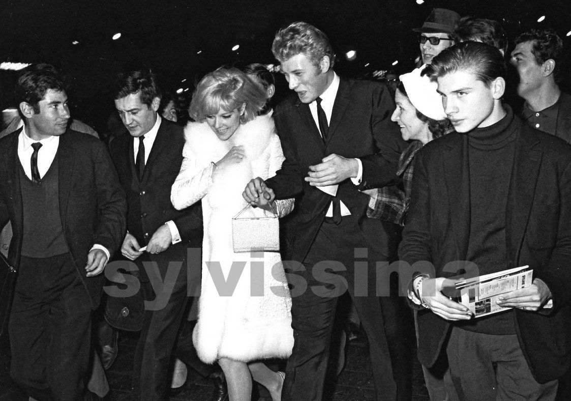 Sylvie Vartan et Johnny Hallyday pour la première de "Cherchez l'Idole" en 1964