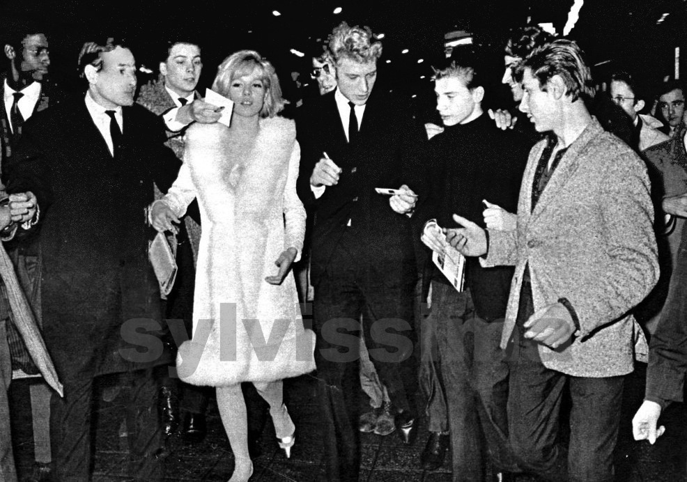 Sylvie Vartan et Johnny Hallyday et Sylvie Vartan assaillis par les fans lors de la première de "Cherchez l'Idole" en 1964