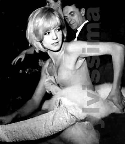 Sylvie Vartan en robe Real pour la première de "Cherchez l'idole" en 1964