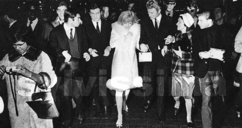Arrivée de Sylvie Vartan et Johnny Hallyday pour la première de "Cherchez l'Idole" en 1964