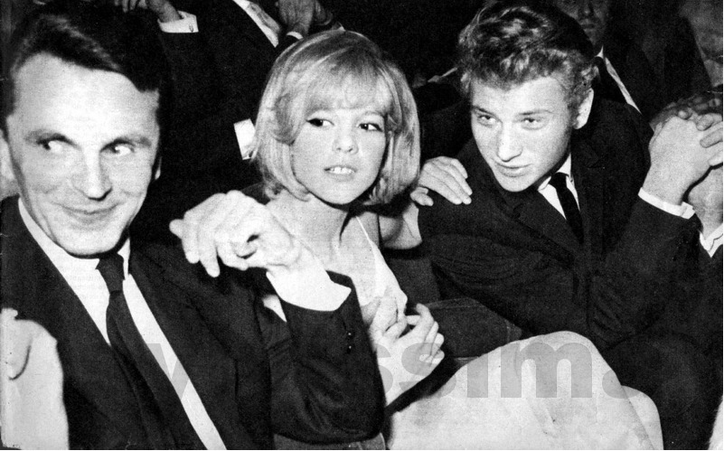 Sylvie Vartan à coté de Johnny Hallydayl pour la première de "Cherchez l'idole" en 1964