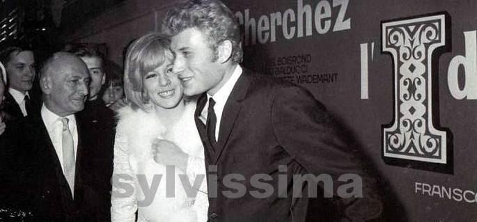  Sylvie Vartan et Johnny Hallyday devant l'affiche de "Cherchez l'Idole" en 1964