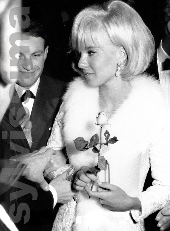 Sylvie Vartan une rose à la main pour la première du film "D'où viens-tu Johnny?", 1963