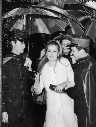 Catherine Deneuve porte du Real comme Sylvie Vartan et Brigitte Bardot. photo 2