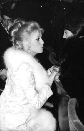 Catherine Deneuve porte du Real comme Sylvie Vartan et Brigitte Bardot. photo 3