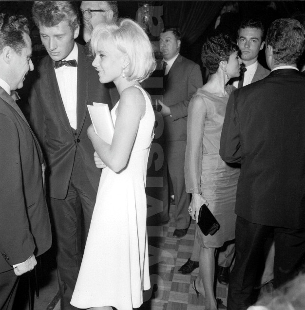 Sylvie Vartan en robe blanche Real à la soirée "D'où viens-tu Johnny" 1963