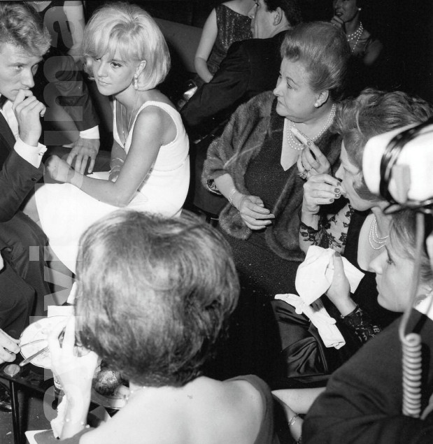 Sylvie Vartan et Hallyday après la projection du film "d'où viens-tu Johnny".