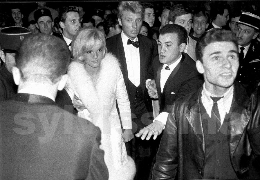 Arrivée de Sylvie Vartan et Johnny Hallyday pour la première du film "D'où viens-tu Johnny"