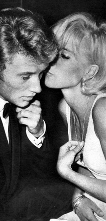 Sylvie Vartan très élégante et Hallyday après la projection du film "D'où viens-tu Johnny".