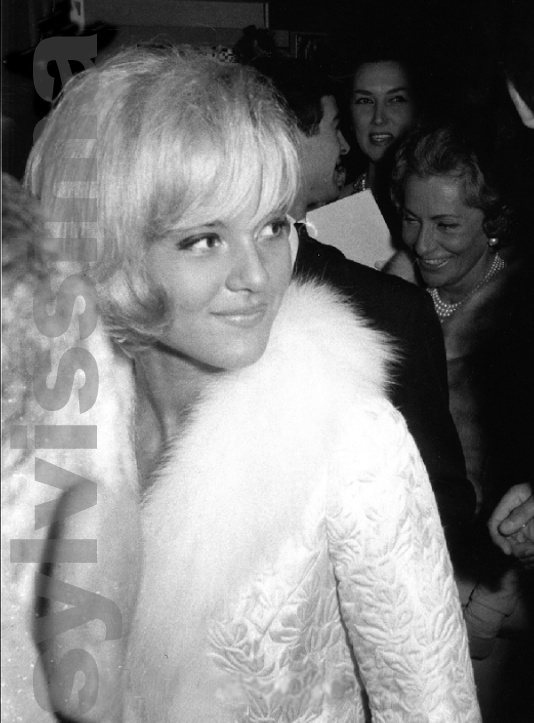 Sylvie Vartan radieuse le jour de la première de "D'où viens-tu Johnny", 1963